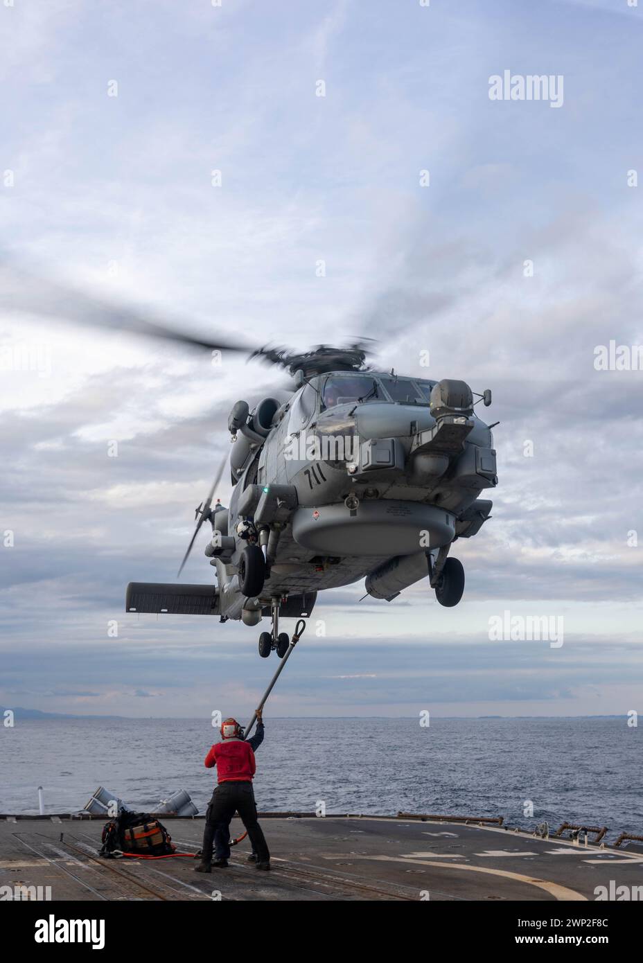 240301-N-DM318-1038 SAGAMI WAN, GIAPPONE (FEB. 27, 2024) un MH-60R Seahawk dei "Saberhawks" dell'Helicopter Maritime Strike Squadron (HSM) 77 Foto Stock