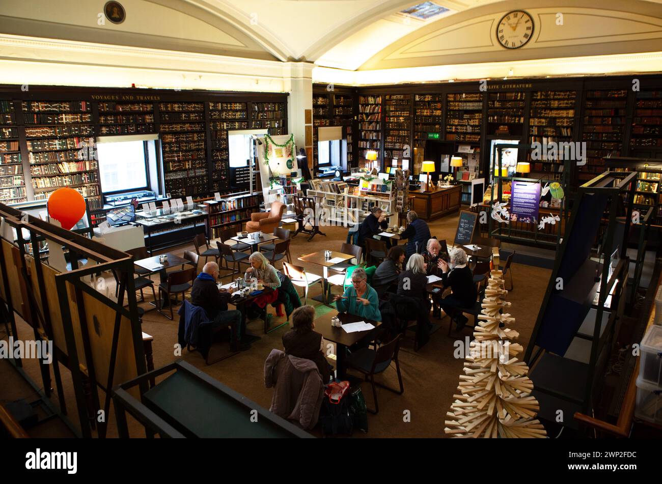La biblioteca Portico in Mosley Street a Manchester, fondata nel 1806. La libreria, che è una libreria di abbonamento indipendente progettata in Foto Stock
