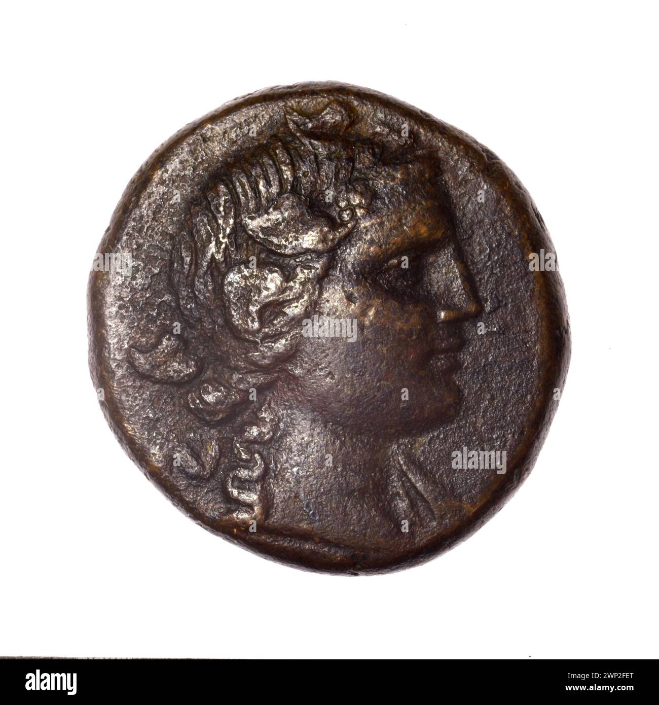 Moneta marrone Pantikapaion della fine del II-i secolo a.C. raffigurante testa di Dioniso, archi, gorytos e armamento militare; conservata come dono documentato. Foto Stock