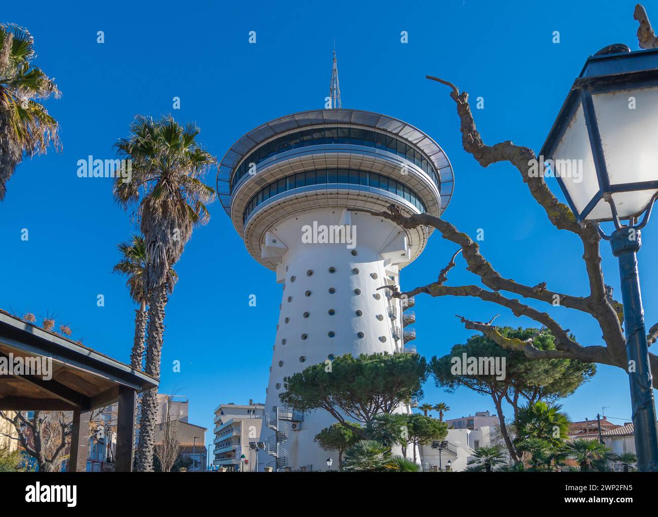 Faro del Mediterraneo della città di Palavas-les-Flots, nel sud della Francia. Ex torre dell'acqua trasformata in un ristorante panoramico. Foto Stock