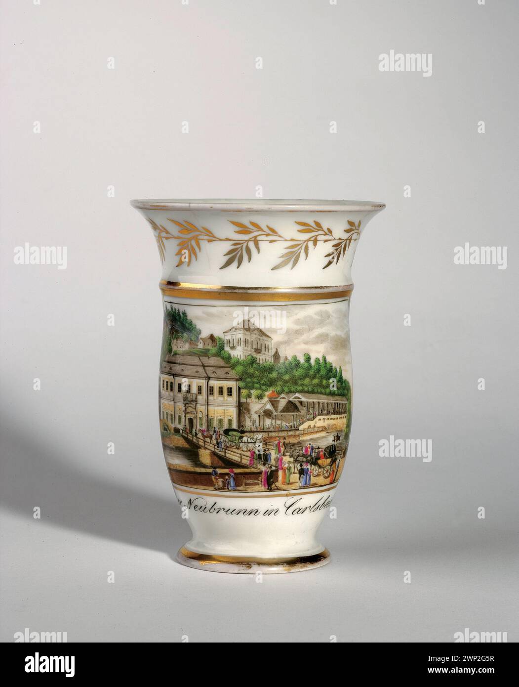 Una tazza di acqua minerale in porcellana prodotta a Slavkov intorno al 1825-1831, in stile Biedermeier, usata come nave termale e conservata come regalo. Foto Stock