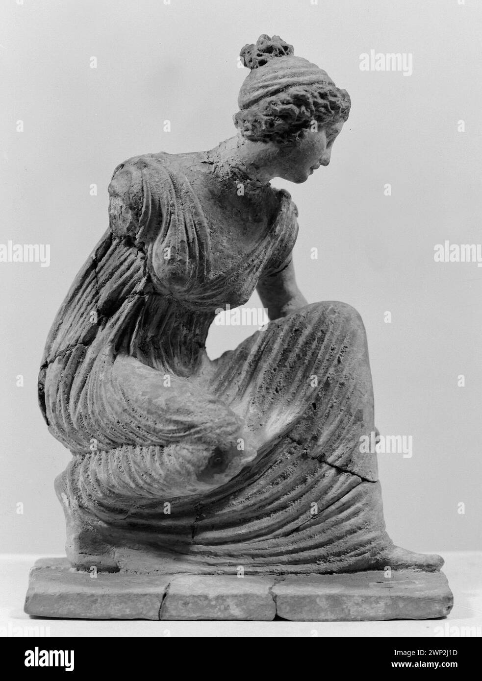 Statuetta in terracotta di una ragazza che lancia un oggetto, datata al IV-III secolo a.C., parte della collezione d'arte antica che illustra l'arte figurativa ellenistica. Foto Stock