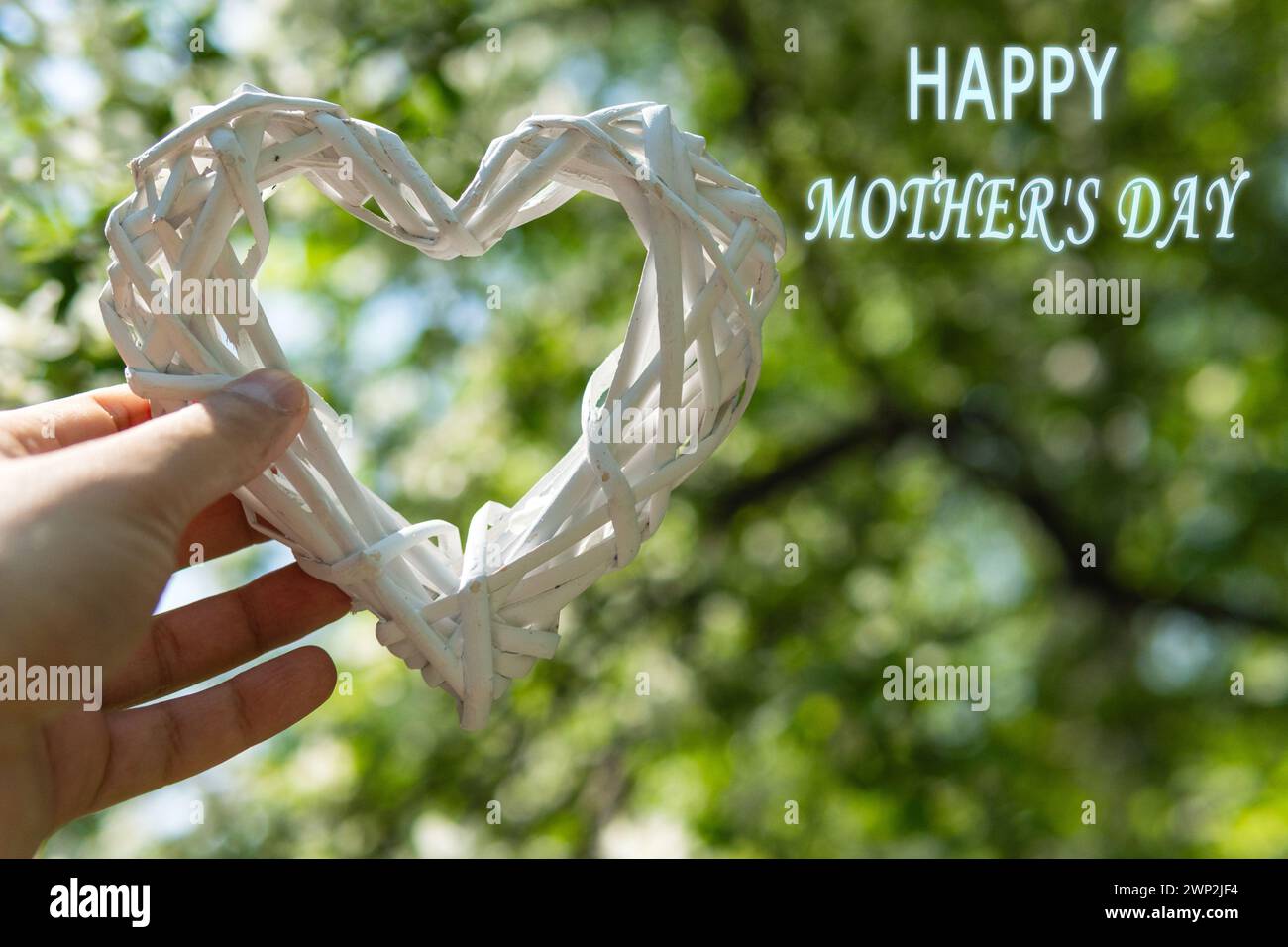 Celebra la natura dell'amore materno con un artigianato di vimini per la festa della mamma Foto Stock