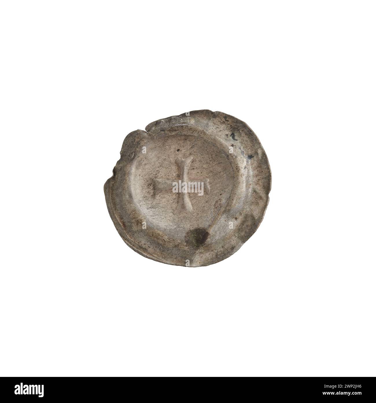 Un brakteat di denari polacco del XIII secolo emesso dopo il 1233, che mostra le caratteristiche della moneta medievale con immagini stampate e design sottile in metallo. Foto Stock