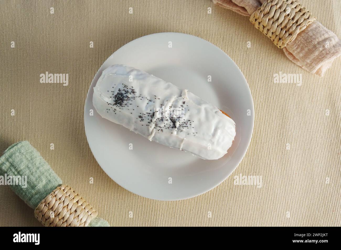 Delicious Harmony: Una ciambella celeste incoronata su un luccicante piatto bianco Foto Stock