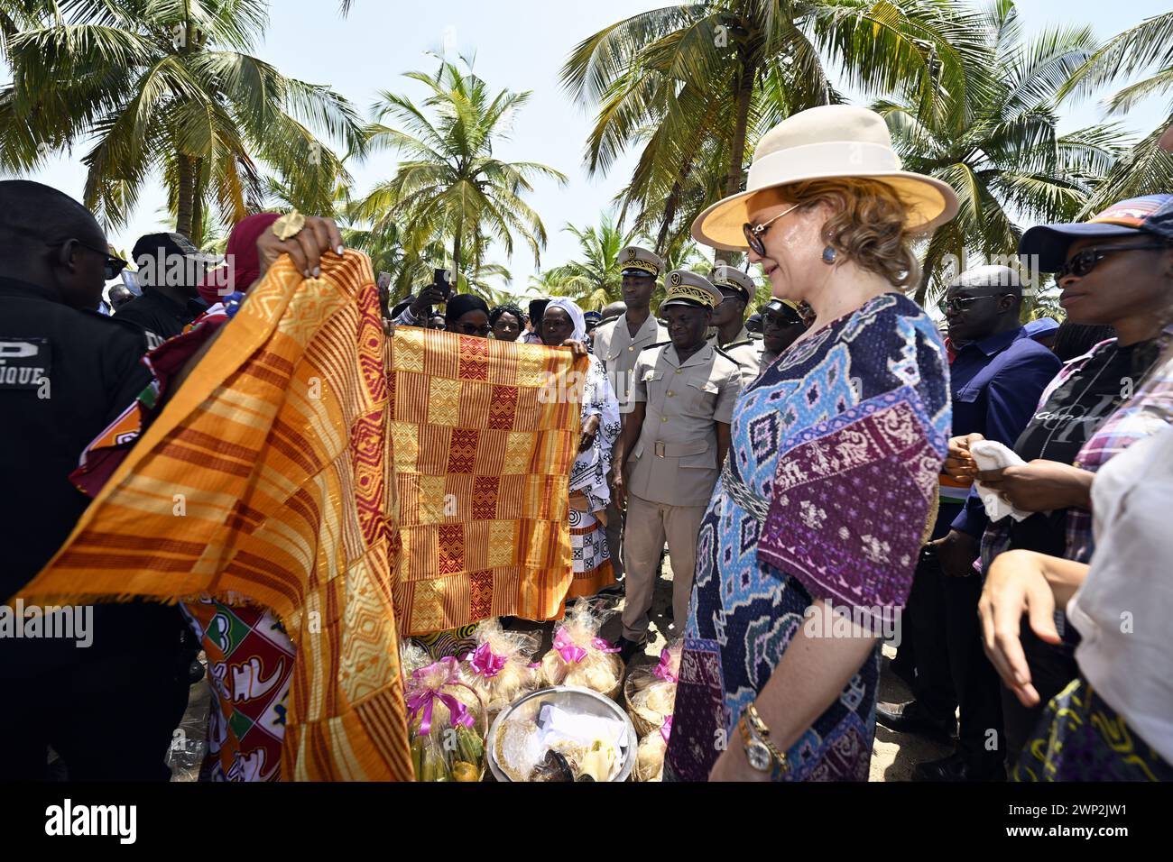 Abidjan, Costa d'Avorio. 5 marzo 2024. La regina Matilde del Belgio, raffigurata durante una visita reale a Grand-Lahou e al suo cimitero, durante una visita reale di lavoro in Costa d'Avorio, martedì 5 marzo 2024. La Regina incontra le comunità di pescatori locali minacciate dall'innalzamento del livello del mare. La Regina sta visitando la Costa d'Avorio in qualità di ambasciatrice degli obiettivi di sviluppo sostenibile delle Nazioni Unite (ONU). Credito: Belga News Agency/Alamy Live News Foto Stock