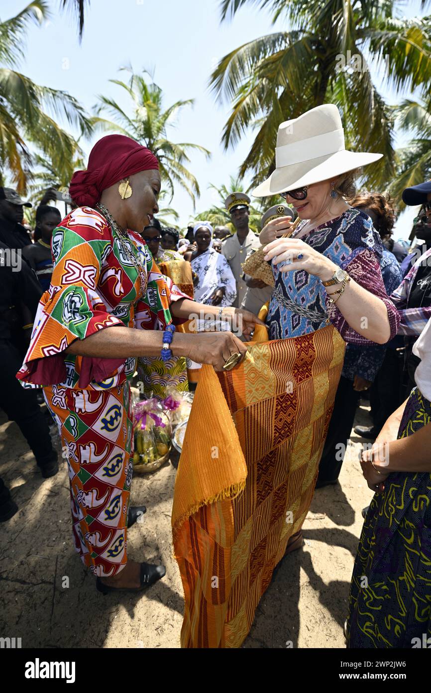 Abidjan, Costa d'Avorio. 5 marzo 2024. La regina Matilde del Belgio, raffigurata durante una visita reale a Grand-Lahou e al suo cimitero, durante una visita reale di lavoro in Costa d'Avorio, martedì 5 marzo 2024. La Regina incontra le comunità di pescatori locali minacciate dall'innalzamento del livello del mare. La Regina sta visitando la Costa d'Avorio in qualità di ambasciatrice degli obiettivi di sviluppo sostenibile delle Nazioni Unite (ONU). Credito: Belga News Agency/Alamy Live News Foto Stock