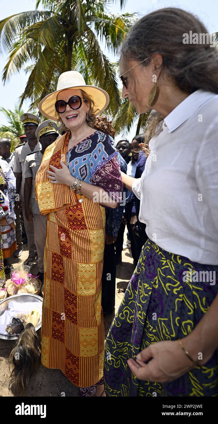 Abidjan, Costa d'Avorio. 5 marzo 2024. Regina Matilde del Belgio e ambasciatore belga in Costa d'Avorio Carole van Eyll, nella foto durante una visita reale al Grand-Lahou e al suo cimitero, durante una visita reale di lavoro in Costa d'Avorio, martedì 05 marzo 2024. La Regina incontra le comunità di pescatori locali minacciate dall'innalzamento del livello del mare. La Regina sta visitando la Costa d'Avorio in qualità di ambasciatrice degli obiettivi di sviluppo sostenibile delle Nazioni Unite (ONU). Credito: Belga News Agency/Alamy Live News Foto Stock