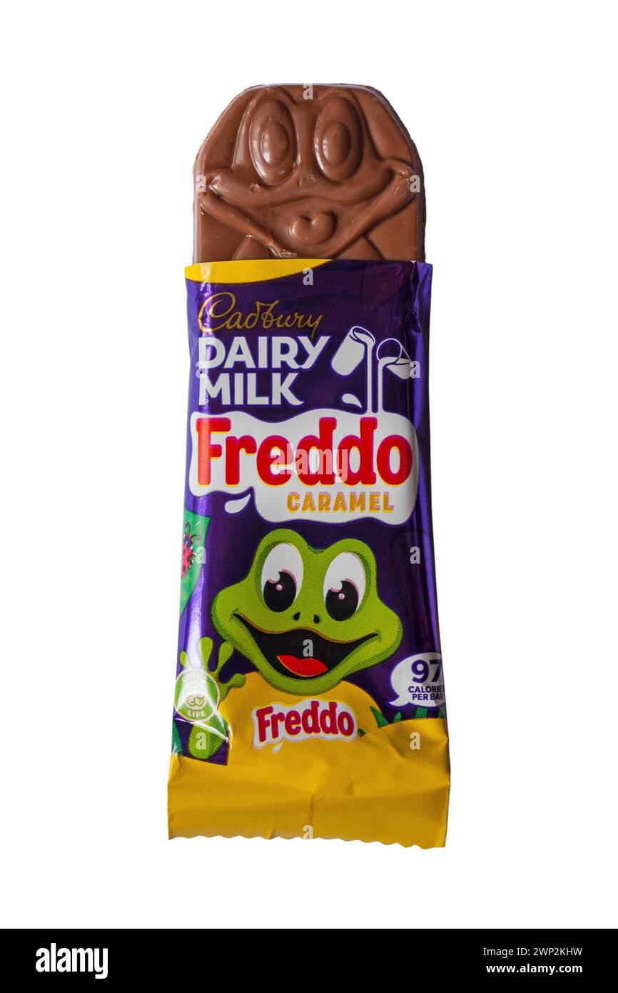 La barretta di cioccolato al caramello Cadbury Dairy Milk freddo è stata aperta per mostrare i contenuti isolati su sfondo bianco Foto Stock