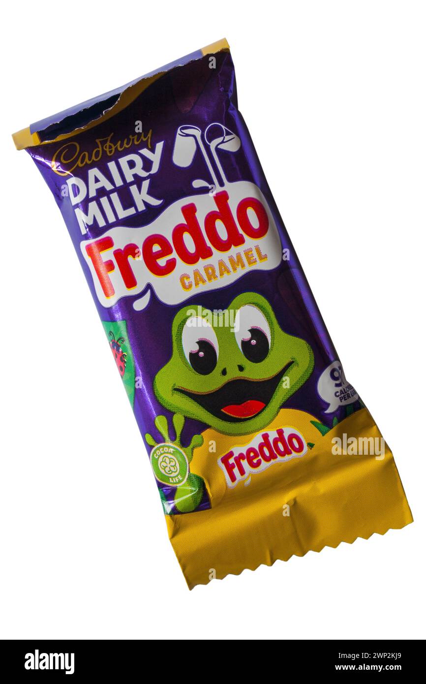 Avvolto Cadbury latte freddo caramello barretta di cioccolato isolato su sfondo bianco Foto Stock