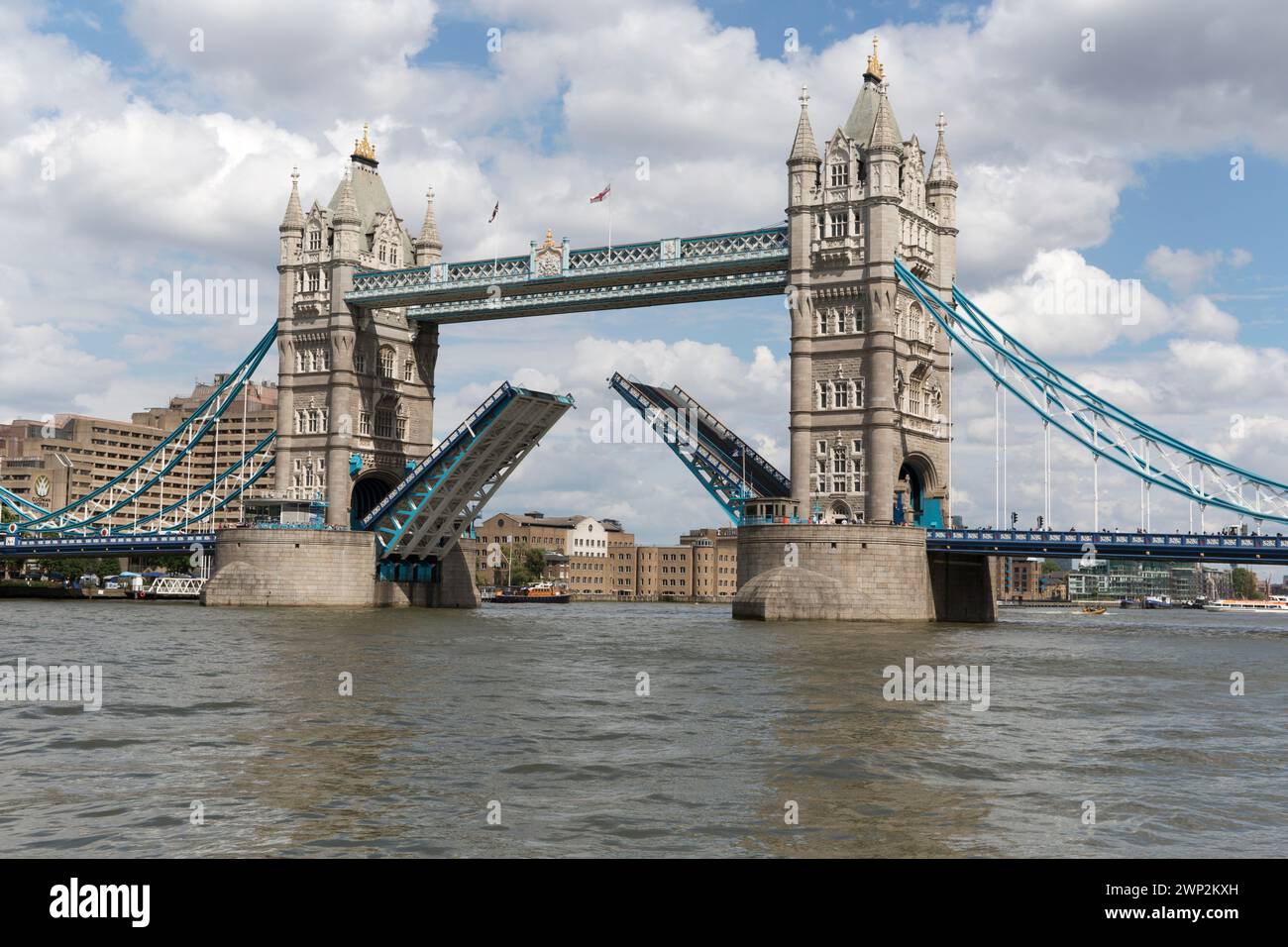 Regno Unito, Londra, Tower Bridge con cancelli aperti. Foto Stock