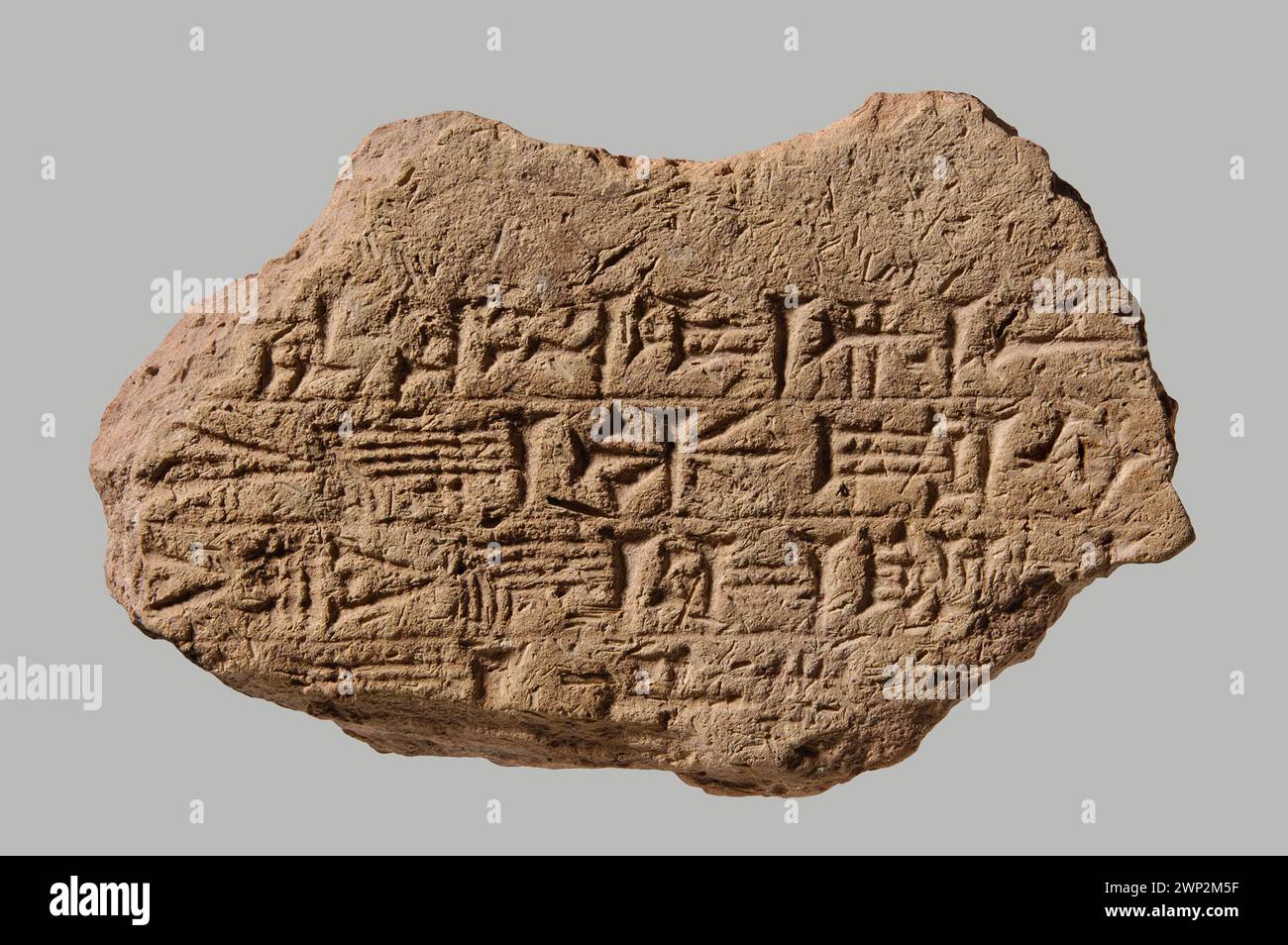 Questo frammento di mattoni del periodo neo-babilonese, datato circa 604–562 a.C., presenta un'iscrizione a cuneo ed è parte di una collezione archeologica. Foto Stock