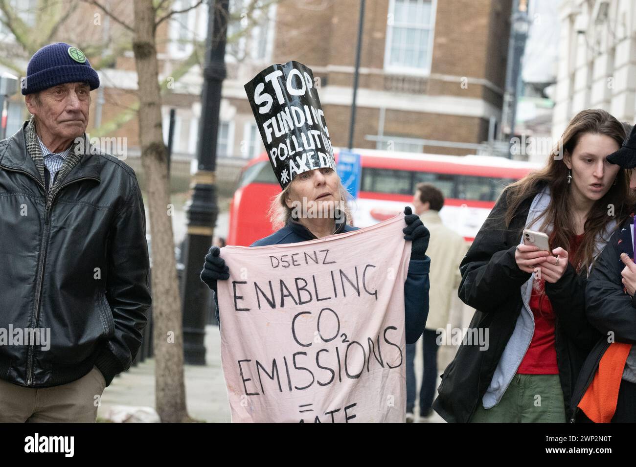 Londra, Regno Unito. 5 marzo 2024. Gli attivisti ambientali protestano al di fuori del Department for Energy Security and Net Zero (DESNZ) contro i piani governativi di fornire ulteriori sussidi pubblici alle centrali elettriche che bruciano alberi Drax, nello Yorkshire, e Lynemouth nel Northumberland. L’ex centrale a carbone di Drax, che già riceve ingenti sovvenzioni pubbliche, brucia pellet di legno importati, anche da alberi abbattuti nelle foreste primarie di vecchia crescita, ed è uno dei principali emettitori di CO2 e particolato (PM10) nel Regno Unito. I critici contestano anche la sua affermazione di essere una fonte di energia "rinnovabile". Foto Stock