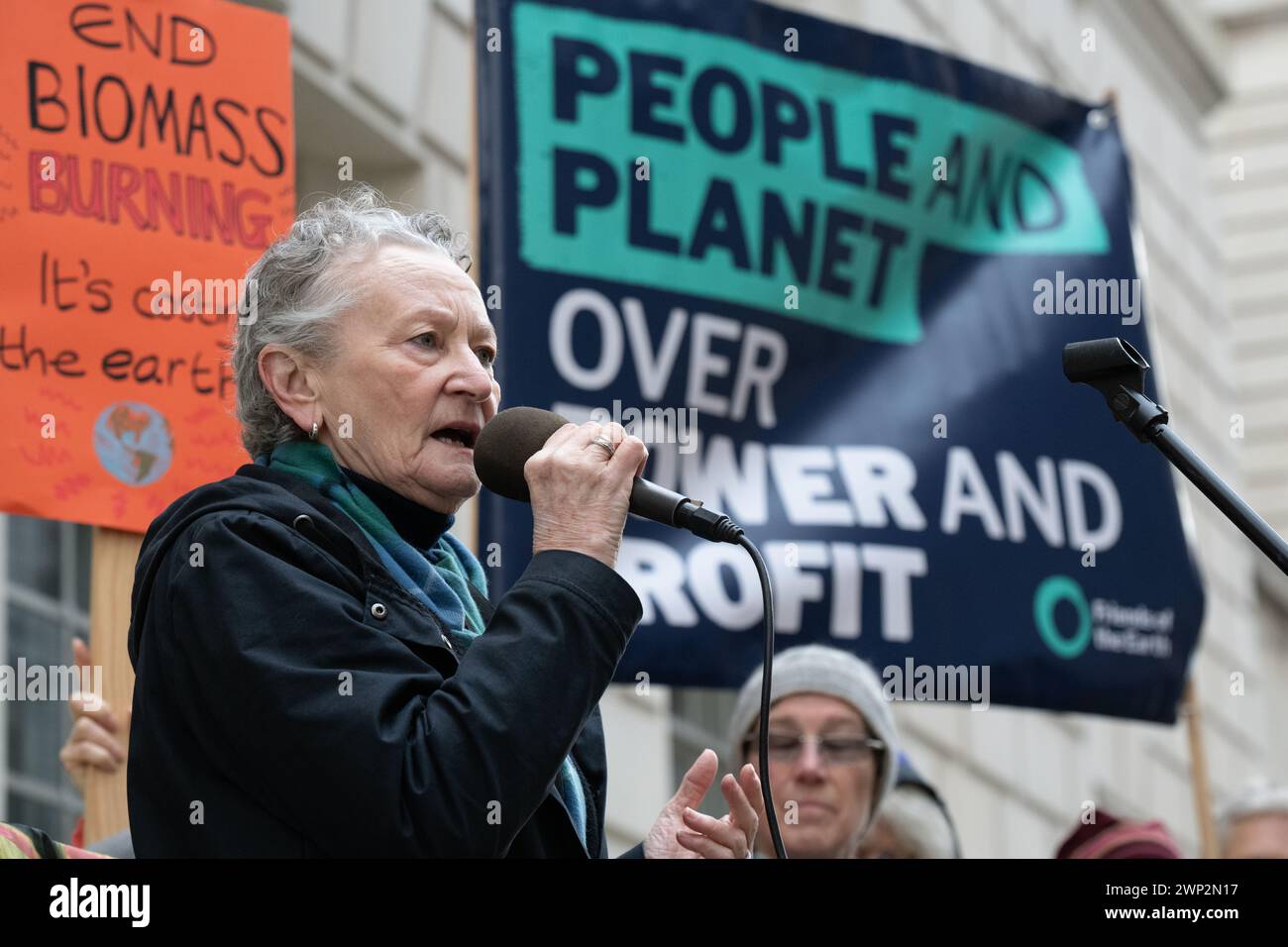 Londra, Regno Unito. 5 marzo 2024. Jenny Jones, la baronessa Jones di Moulsecoomb, si rivolge agli attivisti ambientalisti che protestano al di fuori del Department for Energy Security and Net Zero (DESNZ) contro i piani governativi per fornire ulteriori sussidi pubblici alle centrali elettriche che bruciano alberi Drax, nello Yorkshire, e Lynemouth nel Northumberland. Crediti: Ron Fassbender/Alamy Live News Foto Stock