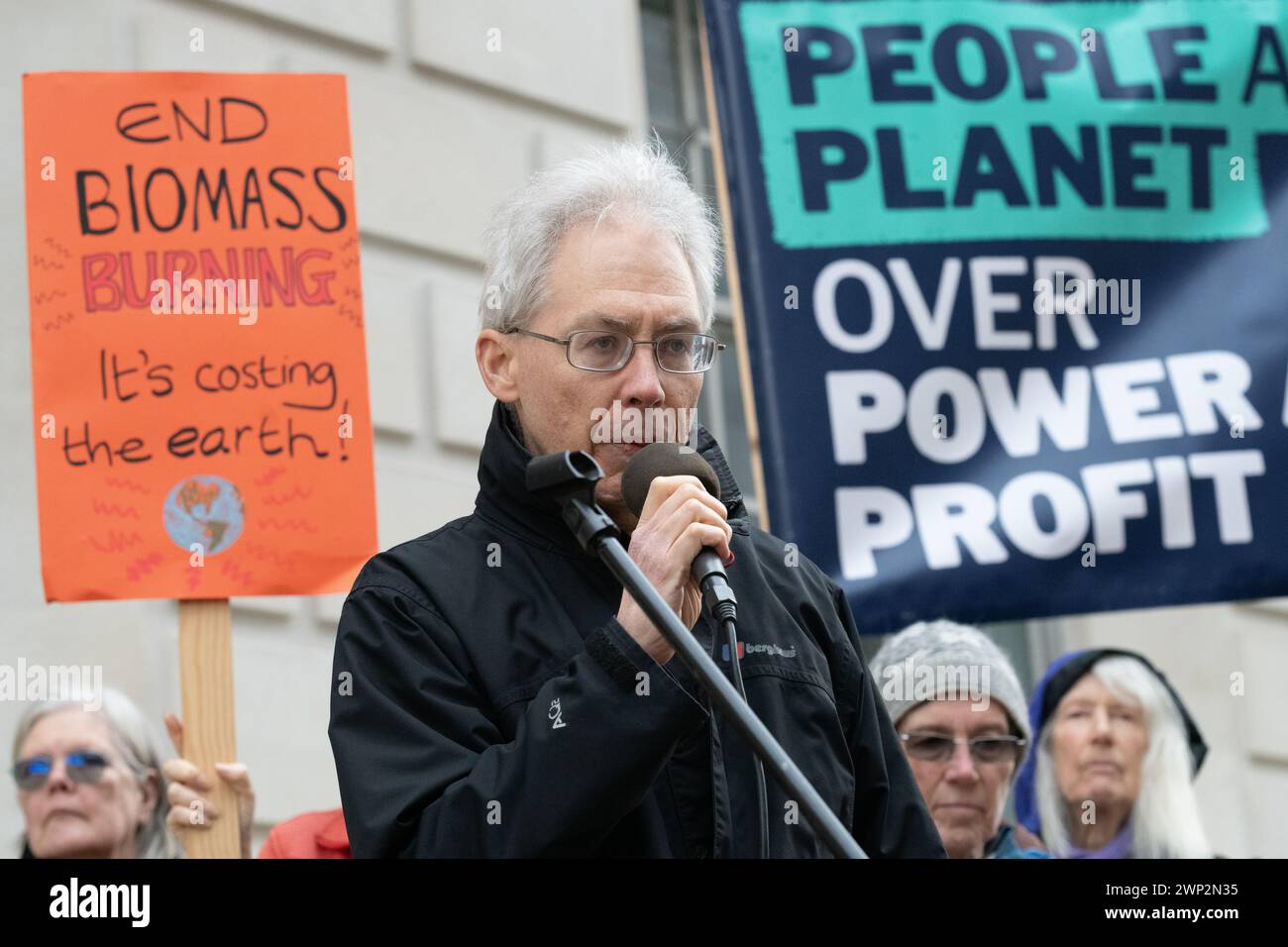 Londra, Regno Unito. 5 marzo 2024. Doug Parr, Chief Scientist and Policy Director di Greenpeace UK, si rivolge agli attivisti ambientalisti che protestano al di fuori del Department for Energy Security and Net Zero (DESNZ) contro i piani del governo per fornire ulteriori sussidi pubblici alle centrali elettriche che bruciano alberi Drax, nello Yorkshire, e Lynemouth nel Northumberland. Crediti: Ron Fassbender/Alamy Live News Foto Stock