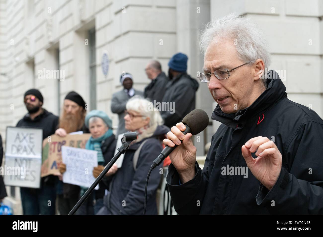 Londra, Regno Unito. 5 marzo 2024. Doug Parr, Chief Scientist and Policy Director di Greenpeace UK, si rivolge agli attivisti ambientalisti che protestano al di fuori del Department for Energy Security and Net Zero (DESNZ) contro i piani del governo per fornire ulteriori sussidi pubblici alle centrali elettriche che bruciano alberi Drax, nello Yorkshire, e Lynemouth nel Northumberland. Crediti: Ron Fassbender/Alamy Live News Foto Stock
