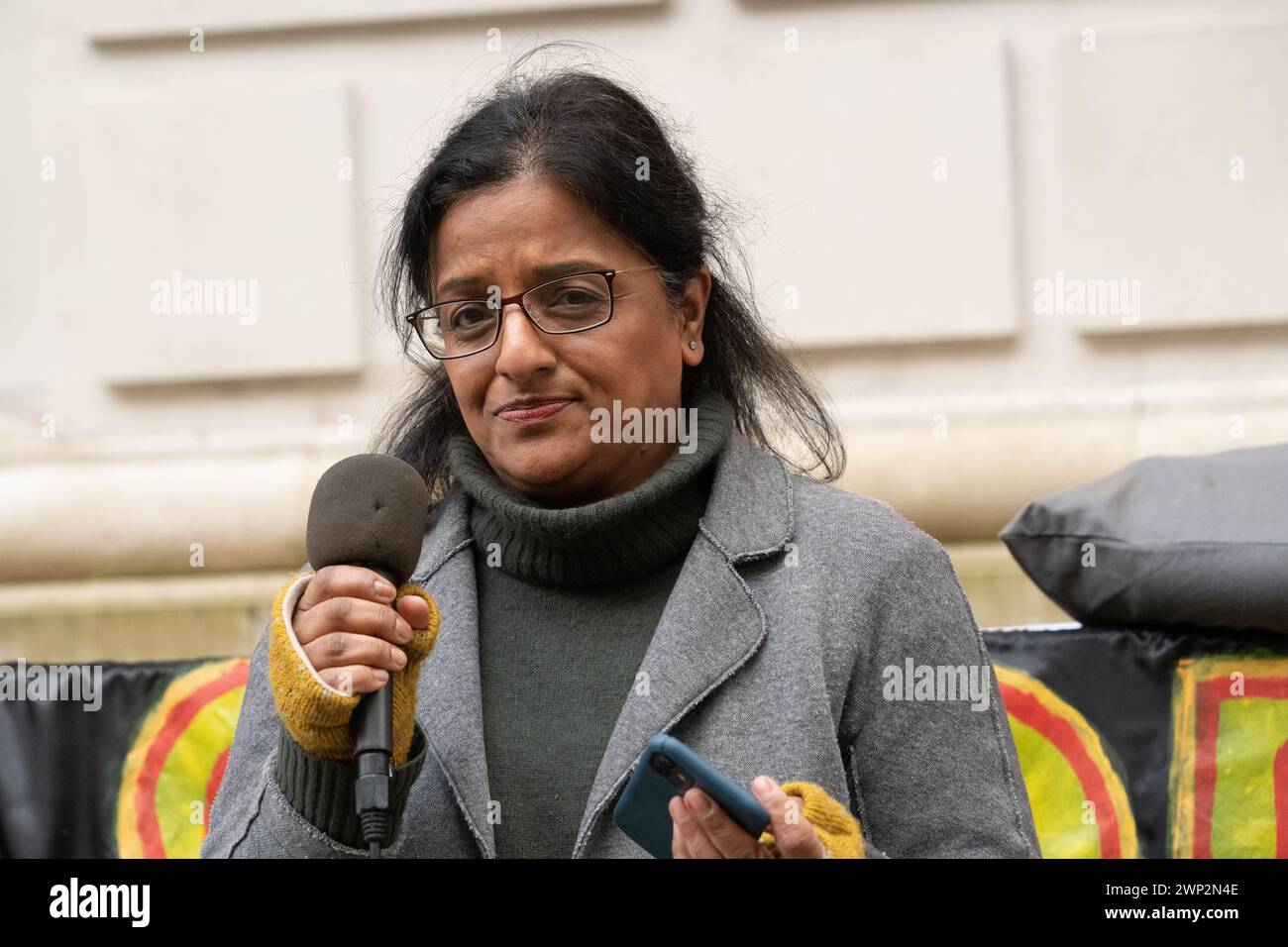 Londra, Regno Unito. 5 marzo 2024. Un oratore della campagna per fermare il giacimento petrolifero di Rosebank al largo della costa scozzese affronta gli attivisti ambientali che protestano al di fuori del Department for Energy Security and Net Zero (DESNZ) contro i piani governativi per fornire ulteriori sussidi pubblici alle centrali elettriche che bruciano alberi Drax, nello Yorkshire, e Lynemouth nel Northumberland. Crediti: Ron Fassbender/Alamy Live News Foto Stock
