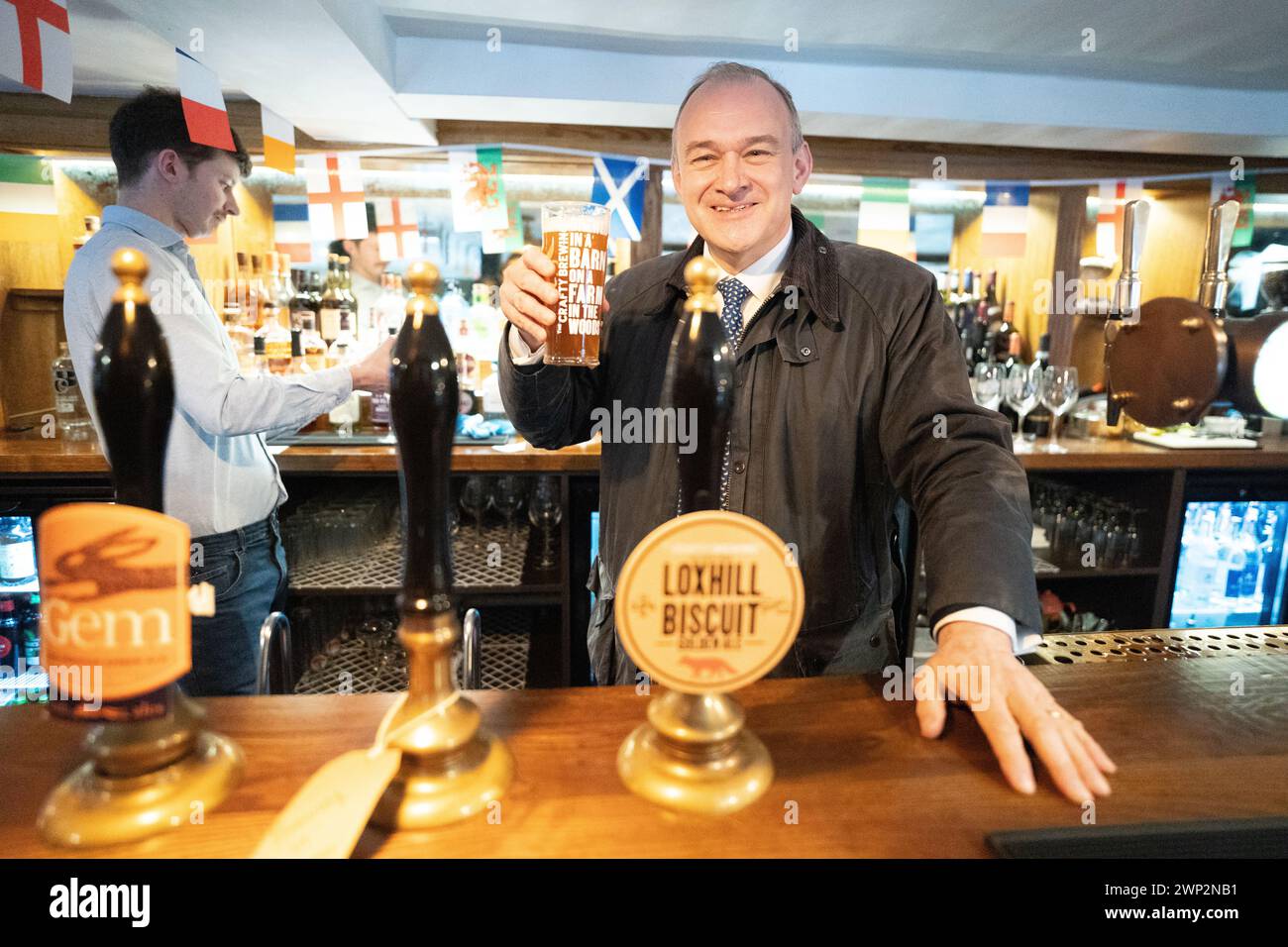 Il leader liberale democratico Sir ed Davey nel pub Star nel villaggio di Witley nel Surrey durante la sua visita al collegio di Godalming and Ash di Jeremy Hunt, mentre i LibDems cercano di fare pressione sul Cancelliere. Il seggio che Hunt ha detto che combatterà alle prossime elezioni è un seggio obiettivo chiave per il terzo partito, in quanto cerca di demolire il "muro blu” conservatore nell'Inghilterra meridionale. Data foto: Martedì 5 marzo 2024. Foto Stock