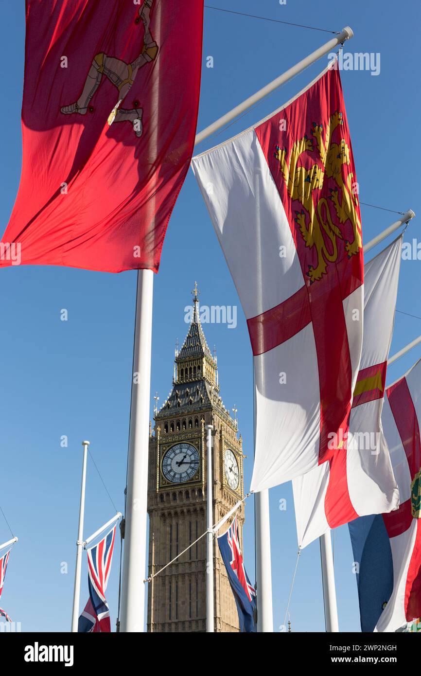 Regno Unito, Londra, Westminster, Big ben con varie bandiere del commonwealth in mostra. Foto Stock