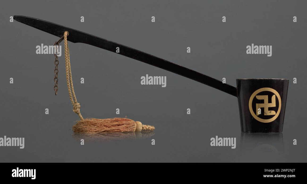 Paletta metallica utilizzata per la movimentazione di sciami, risalente alla fine del XIX secolo, che mostra il design e gli aspetti funzionali degli utensili apicoli del periodo. Foto Stock