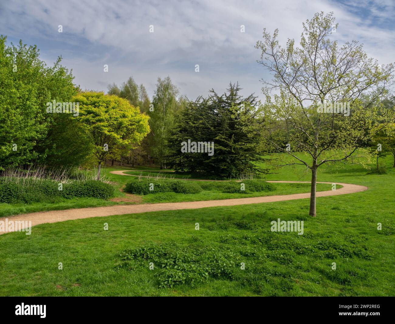 Un sentiero che si snoda attraverso il Brackmills Country Park, uno spazio verde ai margini di Northampton, Regno Unito Foto Stock