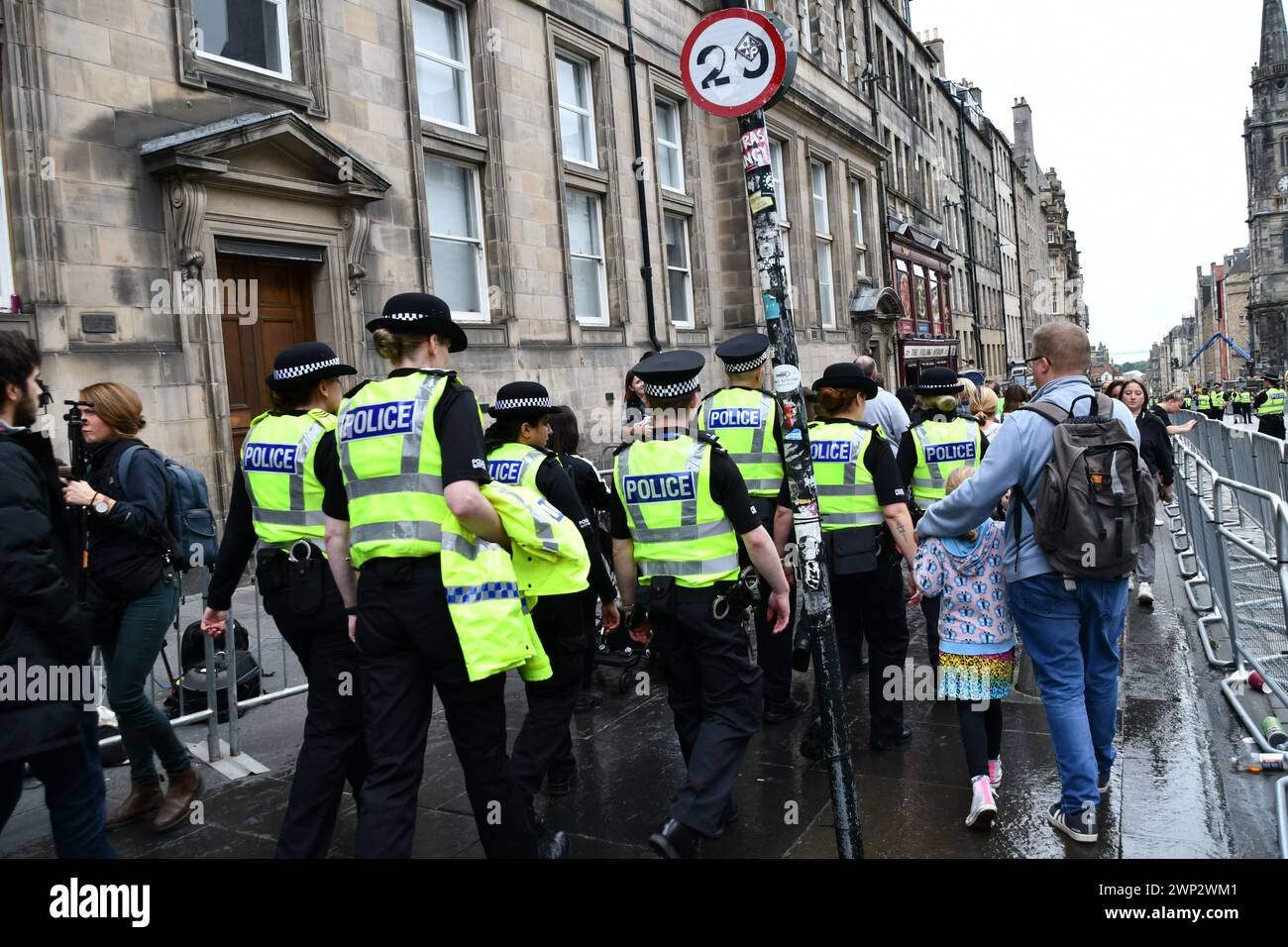 Gli agenti di polizia camminano lungo Royal Mile dopo il controllo della folla durante il funerale di Quuen Elizabeth a Edimburgo nel 2023. Scozia. Foto Stock