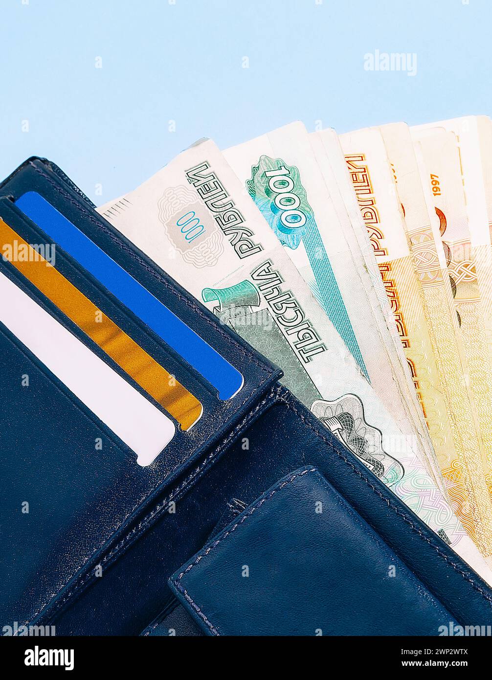 Un primo piano di un portafoglio contenente carte bancarie e contanti denaro russo - rubli in tagli da mille e cinquemila rubli russi Foto Stock