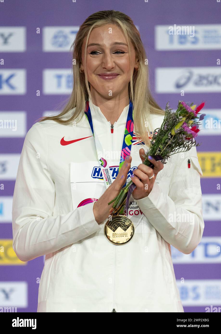 Un po' di strappo da Molly Caudery della Gran Bretagna durante la cerimonia della medaglia d'oro nella finale di Pole Vault ai Campionati mondiali di atletica leggera indoor, Foto Stock