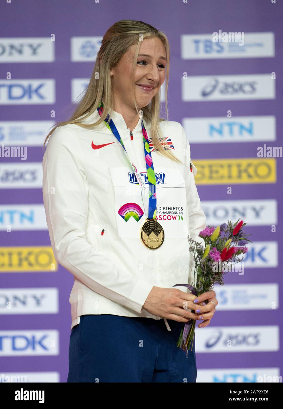 Un po' di strappo da Molly Caudery della Gran Bretagna durante la cerimonia della medaglia d'oro nella finale di Pole Vault ai Campionati mondiali di atletica leggera indoor, Foto Stock