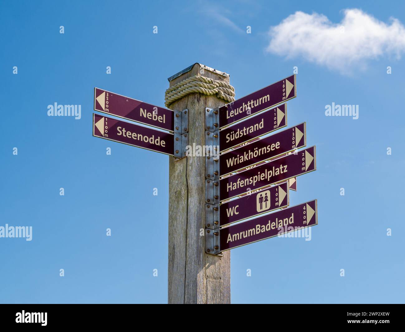 Cartello con le attrazioni della città a Wittdün sull'isola di Amrum, Frisia settentrionale, Schleswig-Holstein, Germania Foto Stock