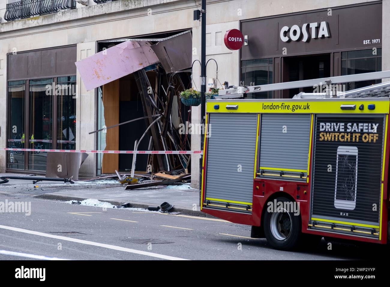 Dopo un incidente su autobus a due piani avvenuto a New Oxford Street il 5 marzo 2024 a Londra, Regno Unito. I servizi di emergenza hanno chiuso l'area dopo l'incidente in cui un autobus giallo della Routemaster si è schiantato in un edificio vuoto che era in fase di ristrutturazione. Nessuno è stato segnalato come gravemente ferito anche se una persona è stata portata via per il trattamento. Foto Stock