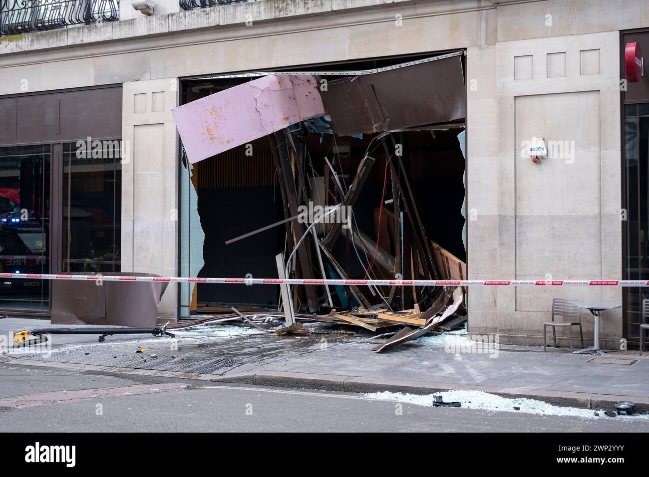 Dopo un incidente su autobus a due piani avvenuto a New Oxford Street il 5 marzo 2024 a Londra, Regno Unito. I servizi di emergenza hanno chiuso l'area dopo l'incidente in cui un autobus giallo della Routemaster si è schiantato in un edificio vuoto che era in fase di ristrutturazione. Nessuno è stato segnalato come gravemente ferito anche se una persona è stata portata via per il trattamento. Foto Stock