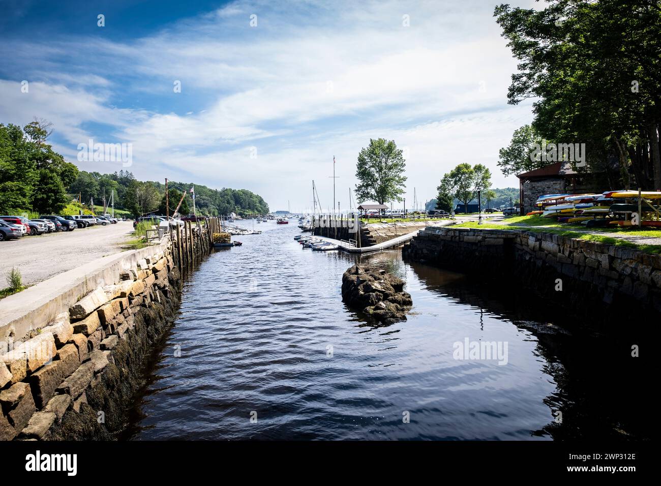 Vista del porto di Rockport con barche a vela in estate, Maine, Stati Uniti Foto Stock