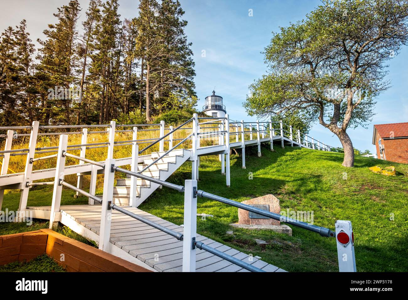 Faro di Owls Head a Rockland, Maine, USA, in una giornata estiva limpida e soleggiata con cielo blu Foto Stock