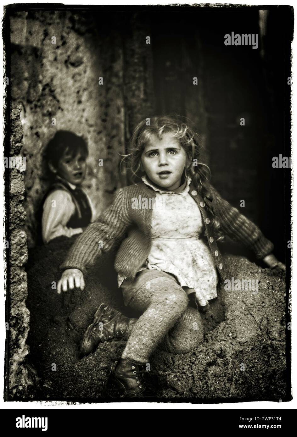ARTE FOTOGRAFICA STORICA: Bambini rom che giocano in rovina a Monaco (Baviera, Germania). Foto 1959 di Edmund Nagele FRPS con un Voigtlander Vito B. Foto Stock