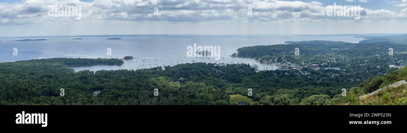 Vista aerea di Camden, Harbor Maine con fogliame autunnale Foto Stock