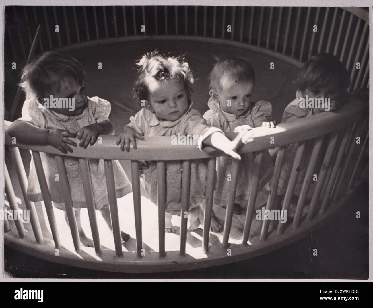 Playpen '; Kornicka, Janina; 1949 (1948-00-00-1949-00-00-00); è stato scaricato dal Muse del Museo Nazionale di Varsavia; stampa fotografica / fotografica; prodotti da Wzkien / carta / carta / carta fotografica; altezza 29, 9 cm, larghezza 39,9 cm; di 96271/63 MNW; tutti i diritti riservati. la camera vince (Varsavia, Museo Nazionale - mostra - 1949/1950), società fotografica polacca, bambini, opere premiate, fotografi, penne, concorsi, mostre fotografiche Foto Stock