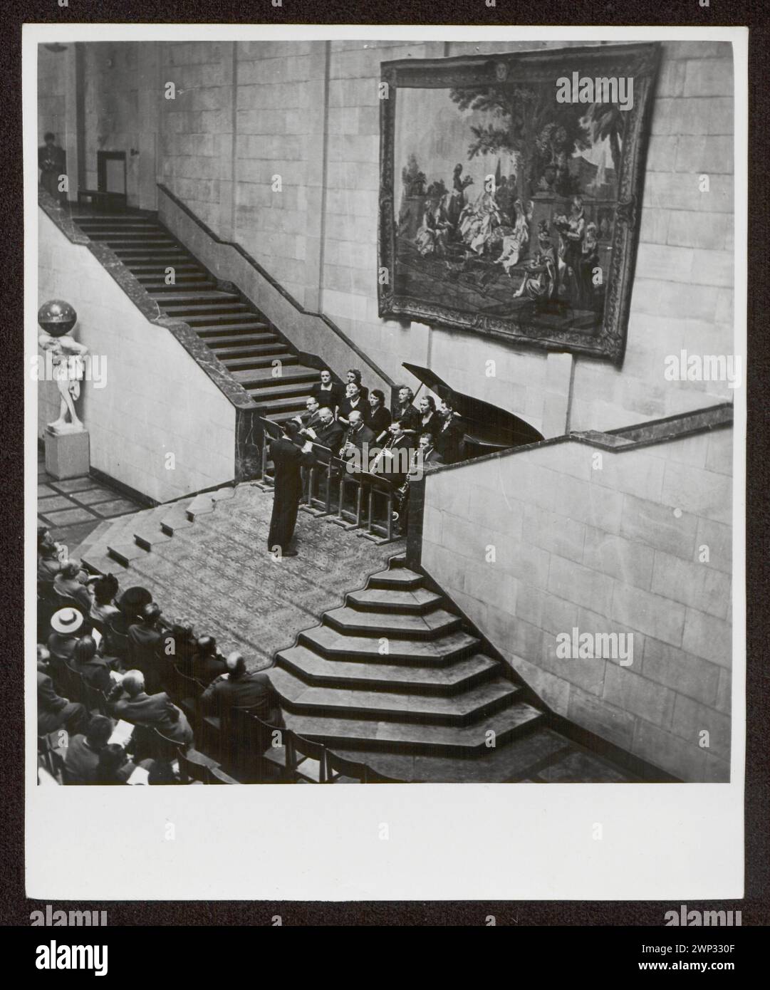 Fotografia che cattura Andrzej Panufnik che esegue un concerto vocale e strumentale della radio polacca nella hall del museo durante la visita del Congresso Mondiale degli intellettuali del 1948 a Varsavia. Foto Stock