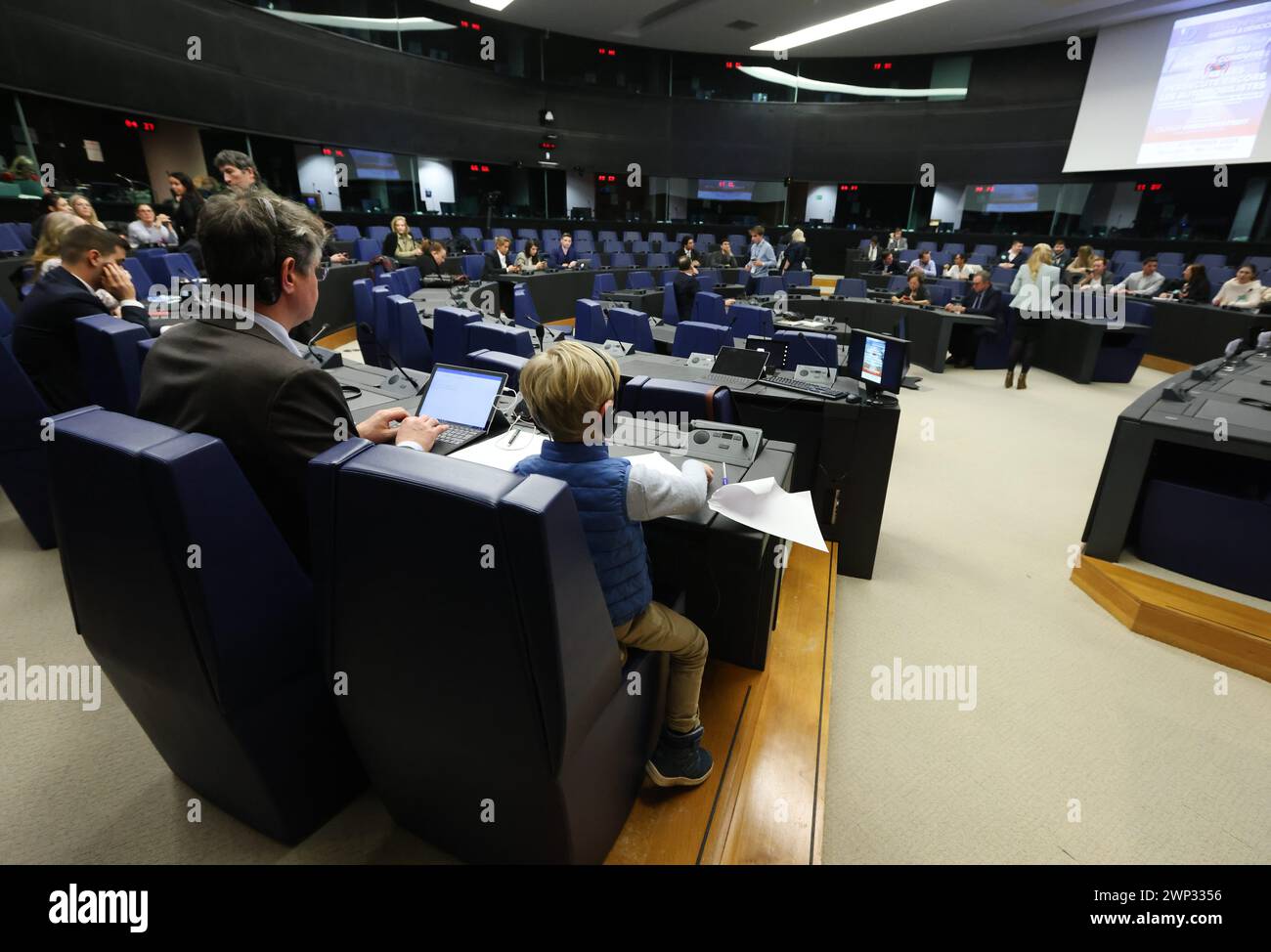 Francia. 27 febbraio 2024. © PHOTOPQR/VOIX DU NORD/MATTHIEU BOTTE ; 27/02/2024 ; 27/02/2024. Strasburgo. Reportage au coeur du parlement europeen avant le vote pour les elections europennes de juin 2024 (illustrazione union europenne). Enfant au travail, garde enfant pendant les vacances scolaires. FOTO MATTHIEU BOTTE LA VOIX DU NORD Strasbourg, Francia, 27 febbraio 2024 parlamento europeo crediti: MAXPPP/Alamy Live News Foto Stock