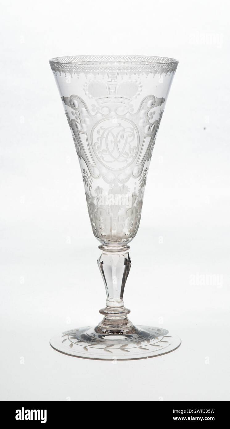 Tazza di vetro prodotta intorno al 1740 dalla Crystal Glassworks di Naliboki, realizzata in vetro trasparente, utilizzata per bere e che riflette il design decorativo europeo del XVIII secolo. Foto Stock