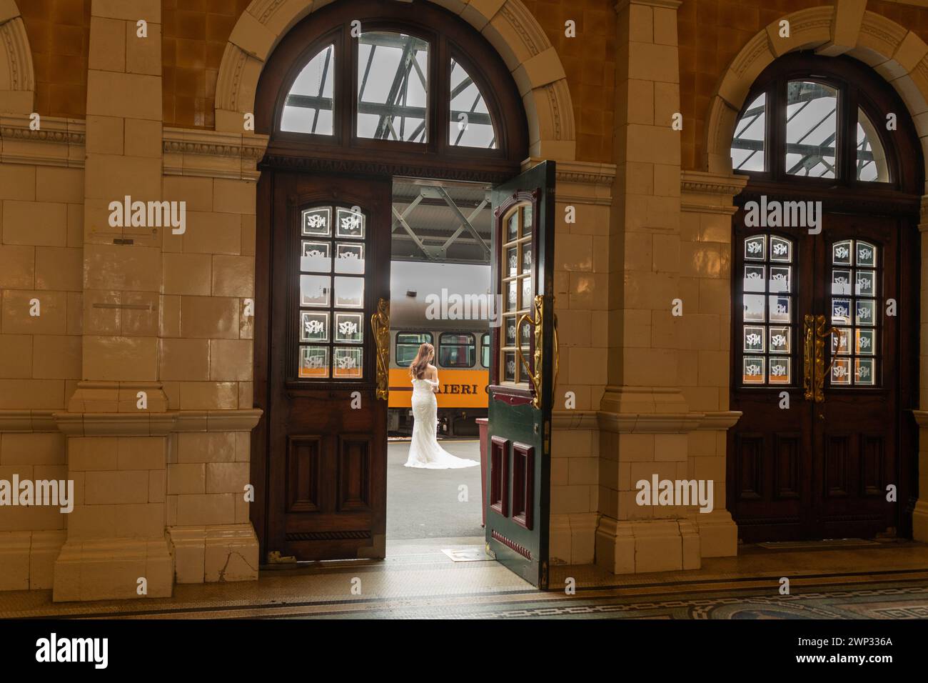 Una sposa posa su una piattaforma alla stazione ferroviaria di Dunedin nel centro di Dunedin, nuova Zelanda. Foto Stock