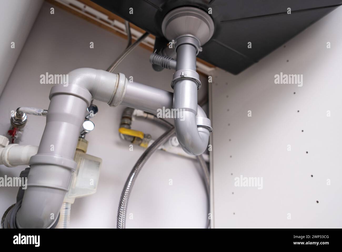 Primo piano del sistema idraulico del lavandino residenziale Foto Stock