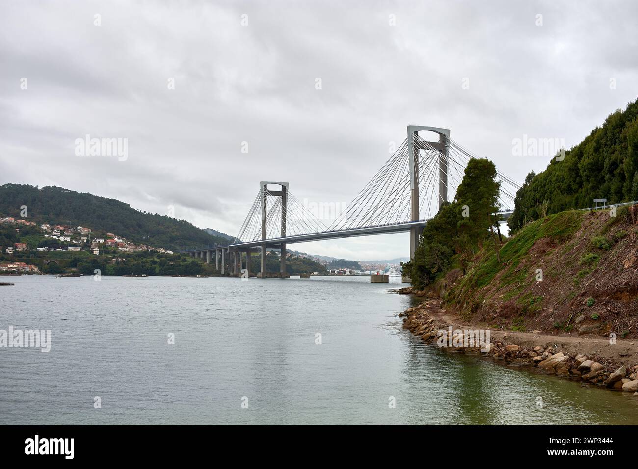 Il ponte strallato Rande visto dalla spiaggia di Santradan sul lato Morrazo del Ría de Vigo a Pontevedra, in Spagna Foto Stock