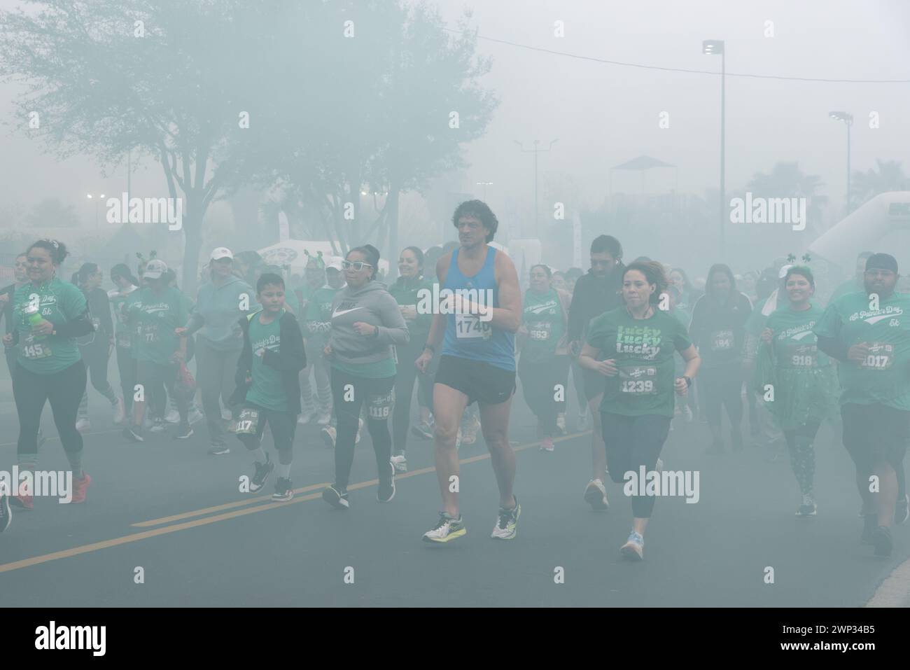 Folla di piloti in una giornata nebbiosa con fumo all'inizio del 18° annuale St. Patrick's Day 5K Run & Walk, Pharr, Hidalgo County, Texas, Stati Uniti. Foto Stock