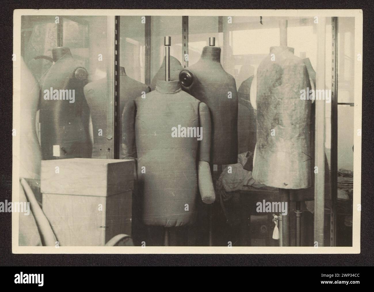 Circa 1936 fotografia di una vetrina con manichini nel Museo Nazionale di Varsavia che presenta costumi storici durante l'accesso limitato alla galleria d'arte decorativa. Foto Stock