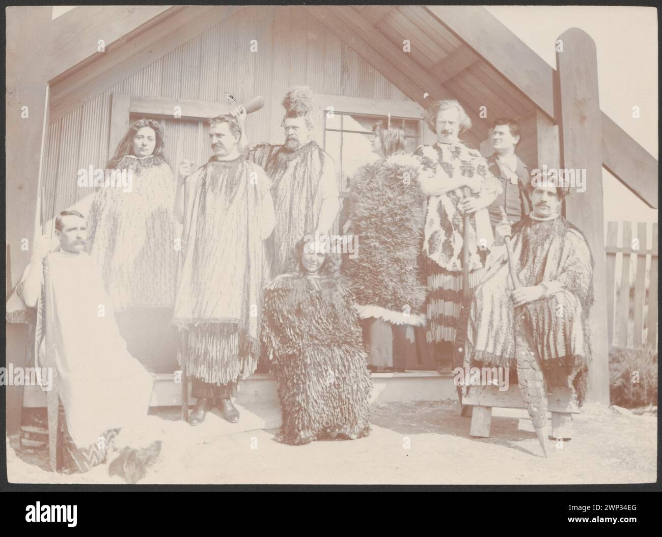 Ignacy Jan Paderewski z he Helen e gruppi di persone che accompagnano i costumi maori a Rotorua, durante un tour del pianista in nuova Zelanda; 1904 (1904-00-00-1904-00-00-00); Maorysi, nuova Zelanda, Padova, Helena (1856-1934), Paderewski, Ignacy Jan (1860-1941), papakura, Makereti (1872-1930), Sentou, Bernard Marcelli (FL. CA 1900), etnografia straniera, ritratti, ritratti, ritratti collettivi, costumi popolari stranieri Foto Stock