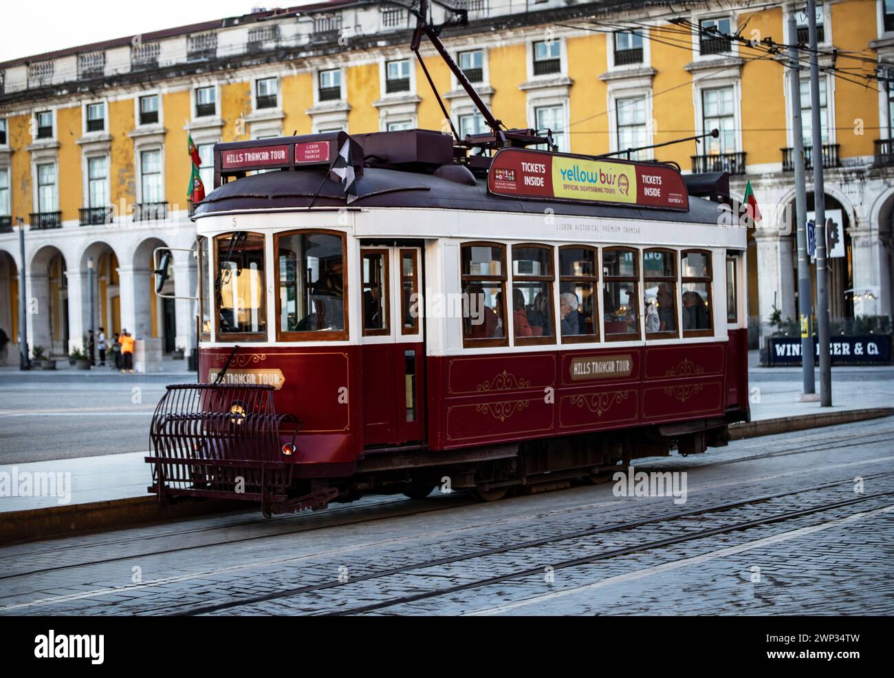 Vecchi tram a Lisbona, Portogallo Foto Stock