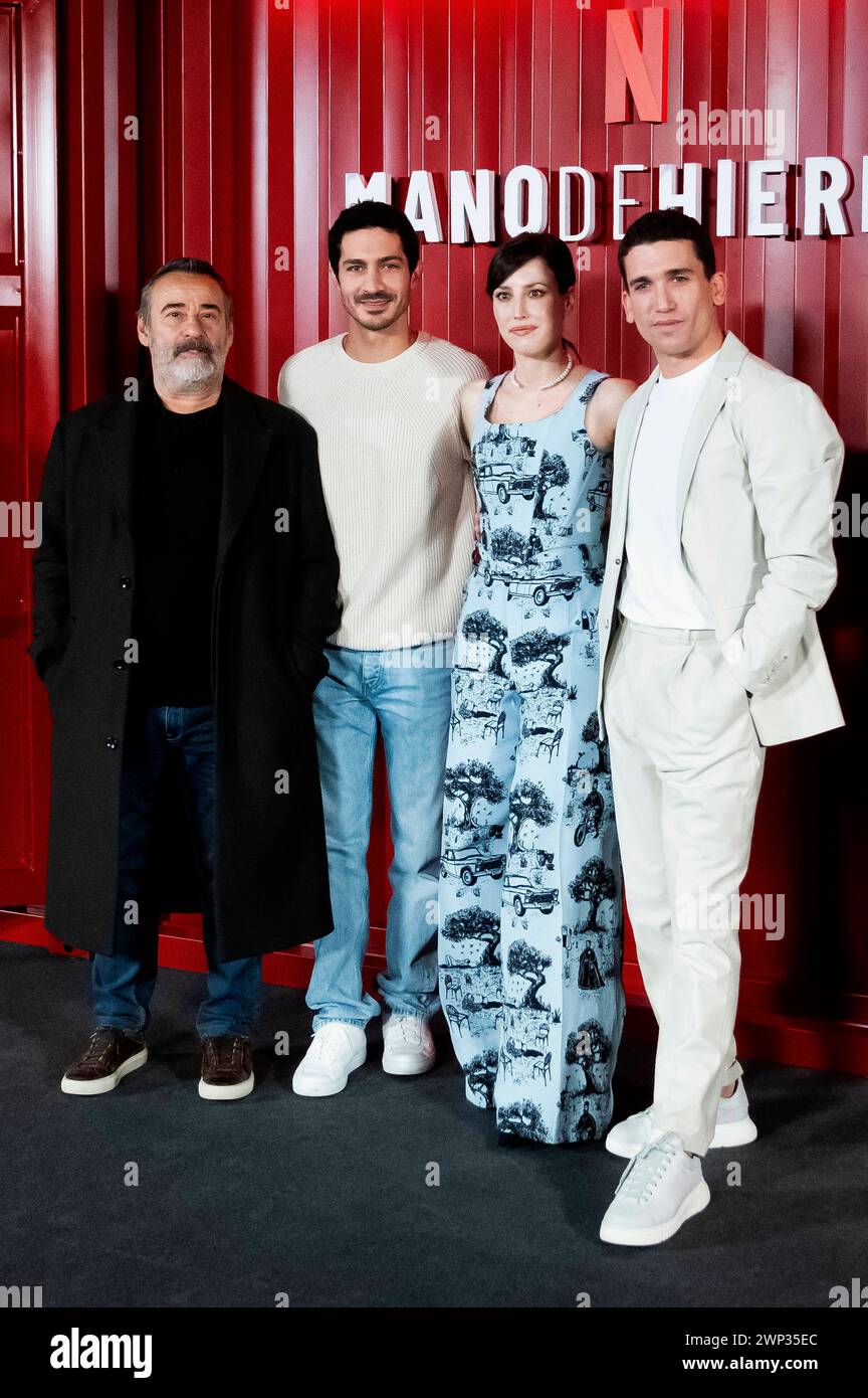 Eduard Fernandez, Chino Darin, Natalia de Molina e Jaime Lorente beim Photocall zur Netflix-serie mano de hierro / MIT eiserner Hand / Iron Reign im Hotel Thompson. Madrid, 05.03.2024 *** Eduard Fernandez, Chino Darin, Natalia de Molina e Jaime Lorente al photocall per la serie Netflix mano de hierro con una mano di ferro Regno di ferro presso l'Hotel Thompson Madrid, 05 03 2024 foto:xDyDxFotografosx/xFuturexImagex mano 4322 Foto Stock