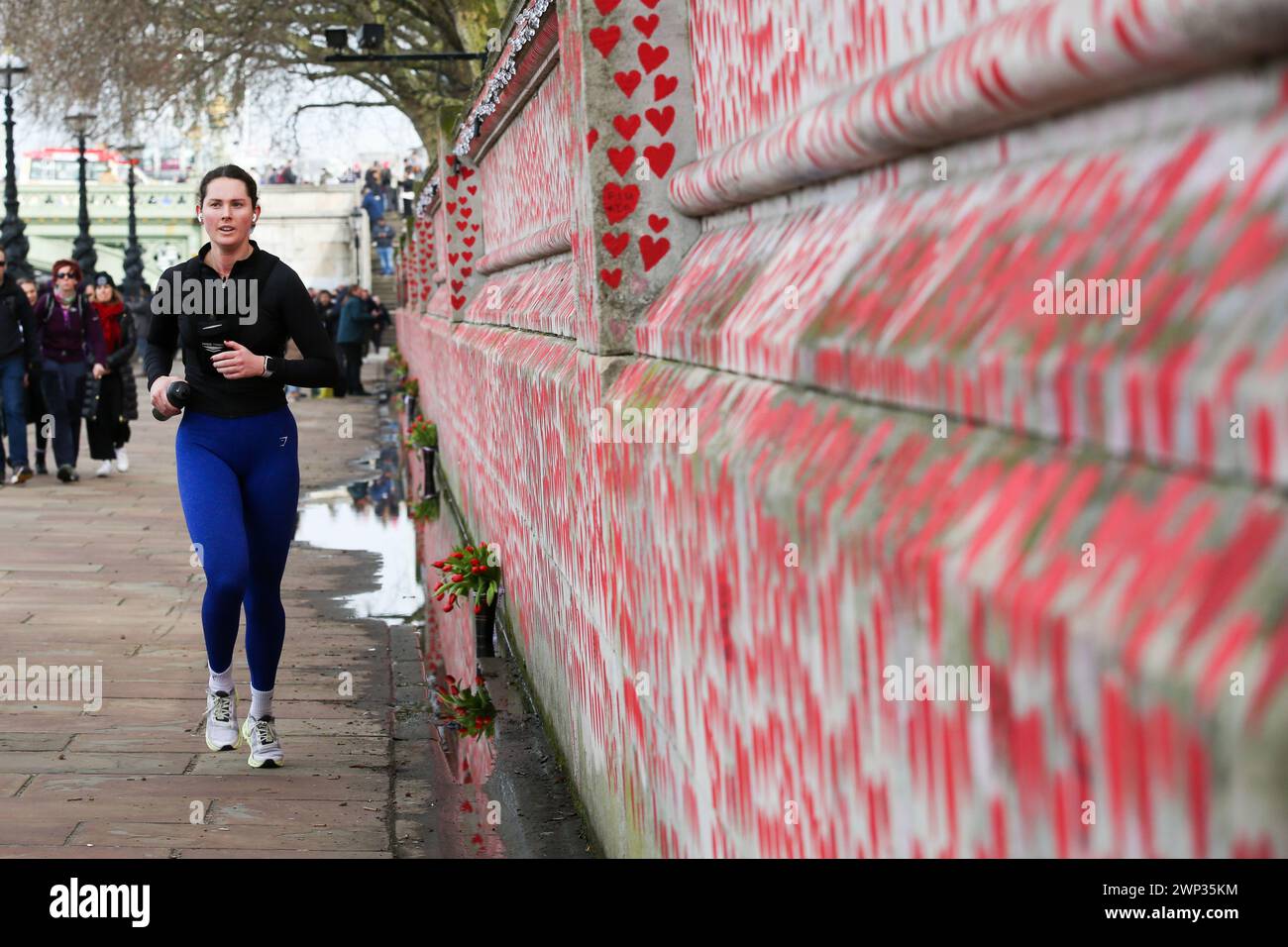 Londra, Regno Unito. 3 marzo 2024. Una donna fa jogging davanti al National Covid Memorial Wall a Westminster, Londra. Quattro anni fa, il 5 marzo 2024, una donna di 70 anni è stata confermata come la prima persona a morire di coronavirus nel Regno Unito. Da allora, oltre 237.110 persone sono morte per Covid-19. (Foto di Steve Taylor/SOPA Images/Sipa USA) credito: SIPA USA/Alamy Live News Foto Stock