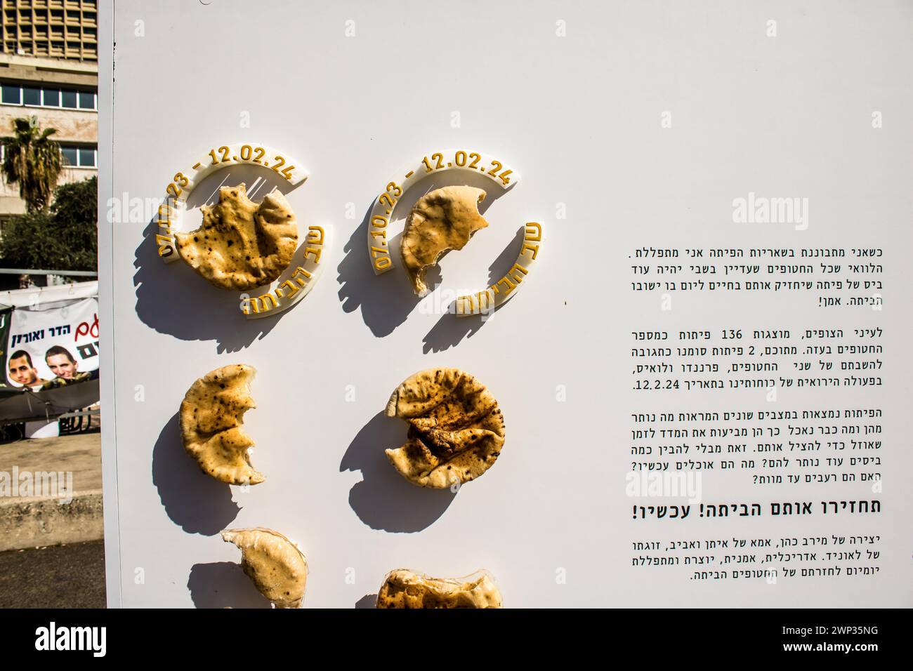 Tel Aviv, Israele, 4 marzo 2024 Piazza degli ostaggi di fronte al Museo d'Arte di Tel Aviv, un luogo in cui le persone si riuniscono in memoria di coloro che sono stati rapiti Foto Stock